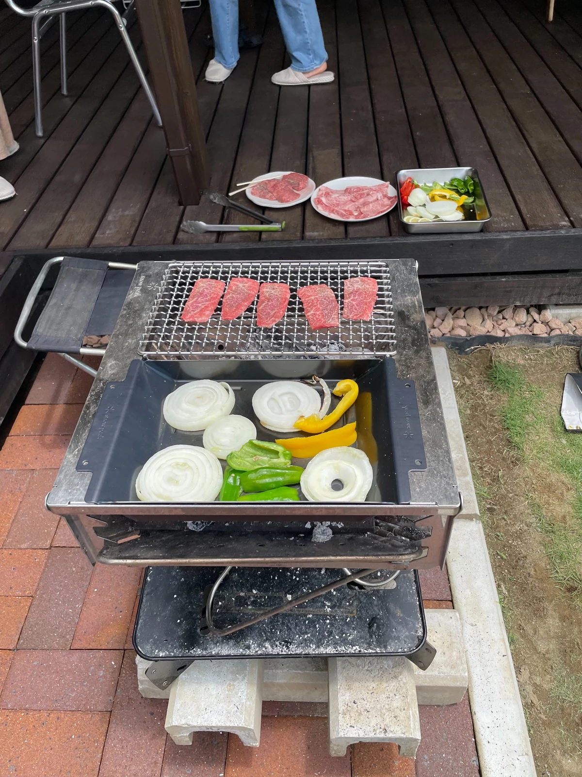 肉と野菜を焼いているBBQの様子